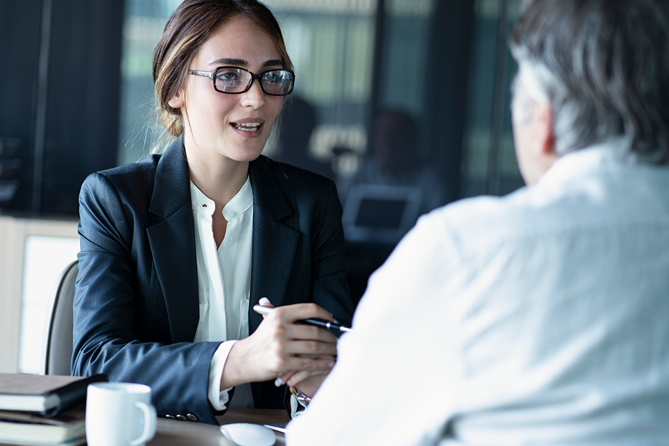 A trainee talks with her supervisor to explain her self-assessment and the means she will choose to improve