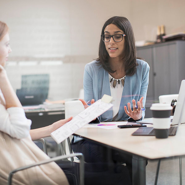 A supervisor has a conversation with her trainee.