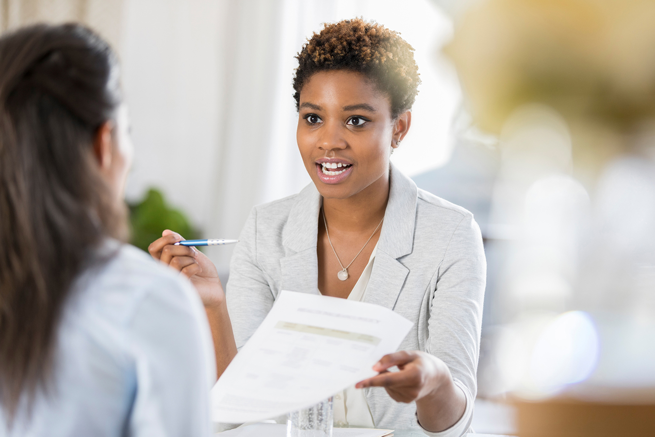 Two trainees discuss their mutual assessment.