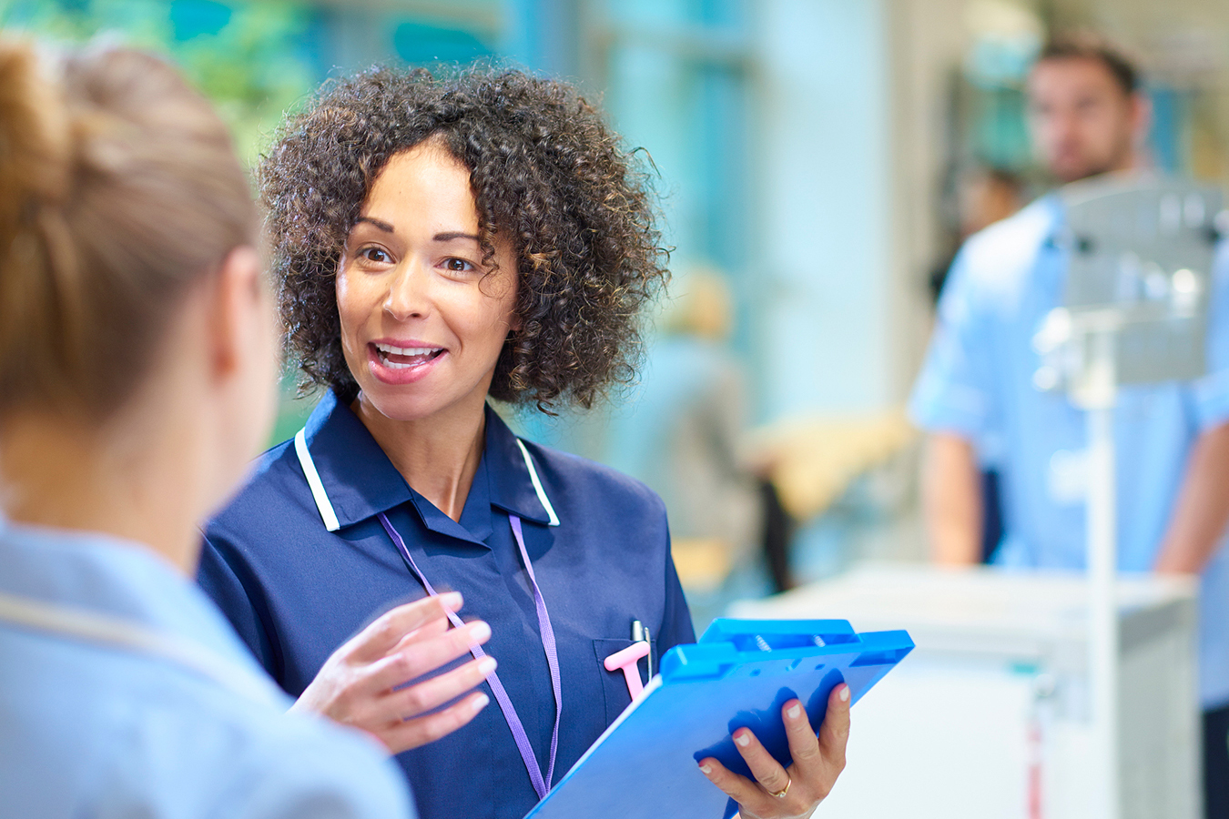 A supervisor and a trainee discuss the acquired skills and knowledge.